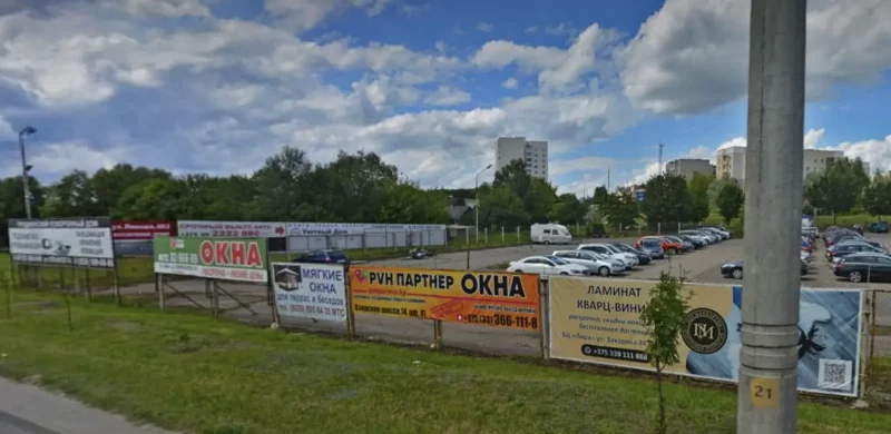 У Гродне абвясцілі вайну незаконным банерам на платах Рэклама на агароджы стаянкі ў Гродне