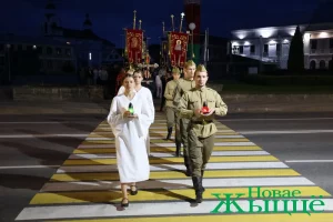 У Наваградку сумясцілі хрэсны ход і патрыятычны мітынг з пераапрананнем Молебен и крестный ход в Новогрудке. Фото: "Новае жыццё"