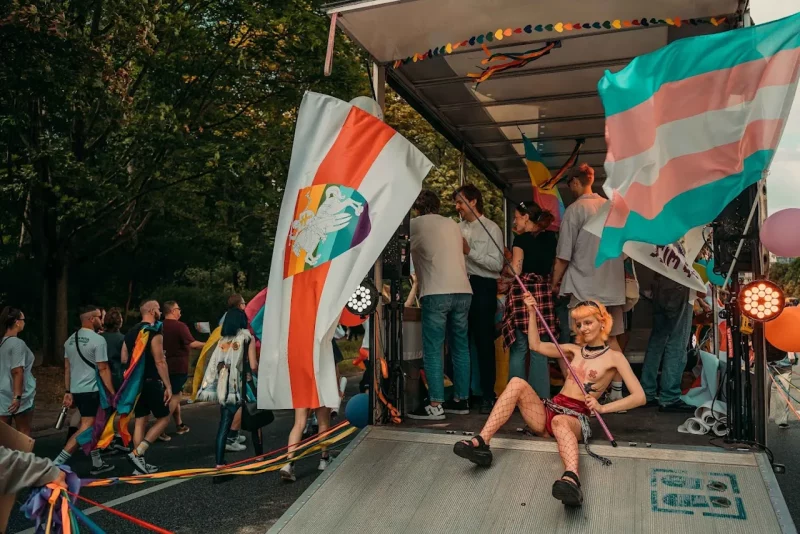 Спрэчка вакол вясёлкавай Пагоні: беларускай квір-актывістцы ў Варшаве пагражаюць з-за выкарыстання бел-чырвона-белага сцяга на прайдзе Паша Джэжора на адным з папярэдніх прайдаў. Пагоня з вясёлкай у 2025 годзе стала прычынай спрэчак. Фота з архіву Пашы