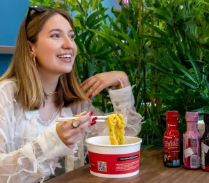 «Як у Карэі — усё сам»: у Гродне адкрылася першая рамённая самаабслугоўвання Рамённая "Джонго" на вуліцы Маркса ў Гродне. Фота: instagram.com/djongo_grodno