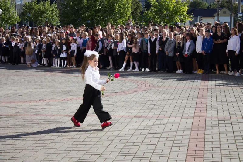"Дырэктар шукала па класах букет для чыноўнікаў". Што настаўнікі робяць з падоранымі на 1 верасня кветкамі і якія ёсць альтэрнатывы? кветкі на 1 верасня ў Гродна