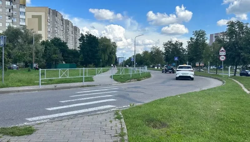 "Зебру" на Кляцкова перагарадзілі плотам. У ДАІ патлумачылі, што рабіць