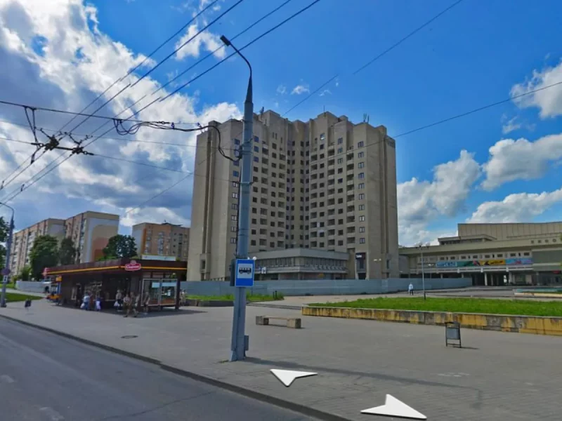 Падлеткі гулялі па закінутай гасцініцы «Гродна». Да іх прыйшла міліцыя Гостиница "Гродно" которую купили китайцы, но не могут закончить реконструкцию.