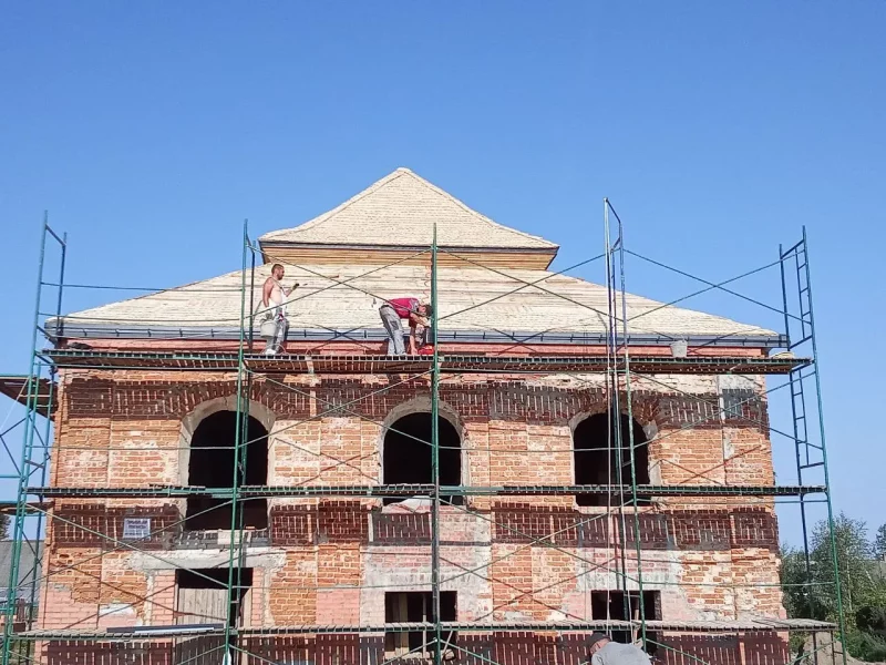 У Ізабеліне амаль скончылі аднаўляць дах сінагогі 