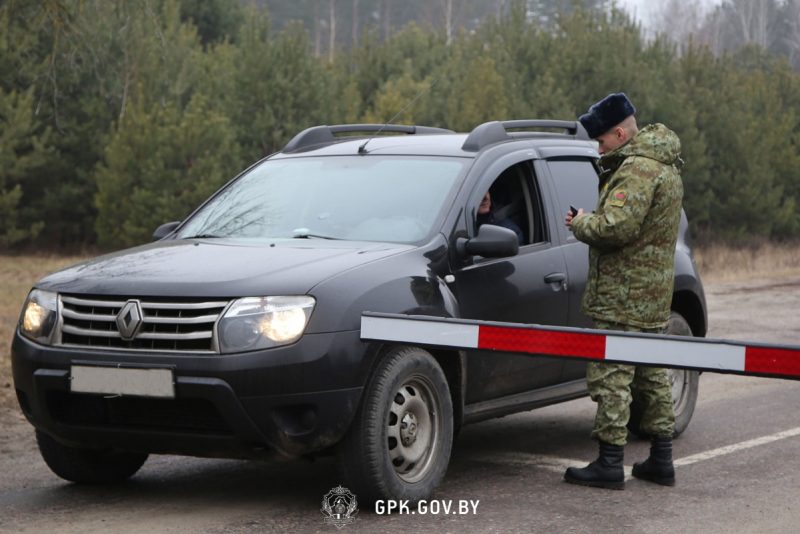 На Гродзеншчыне ўсё часцей караюць за непадпарадкаванне пагранічнікам Пограничник проверяет документы гражданина на границе