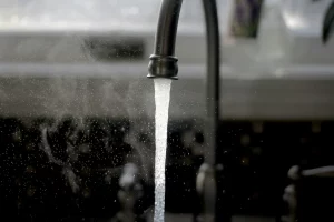 У Верцялішках з кранаў цячэ мутная вада. Чыноўнікі кажуць, што ЖКГ не вінавата Кран; вода.