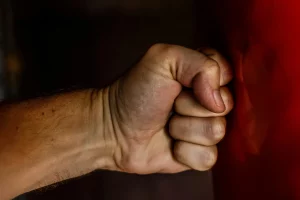 У Гродне бацька збіў сына за дрэнныя паводзіны ў школе — дзіця трапіла ў бальніцу насилие, удар