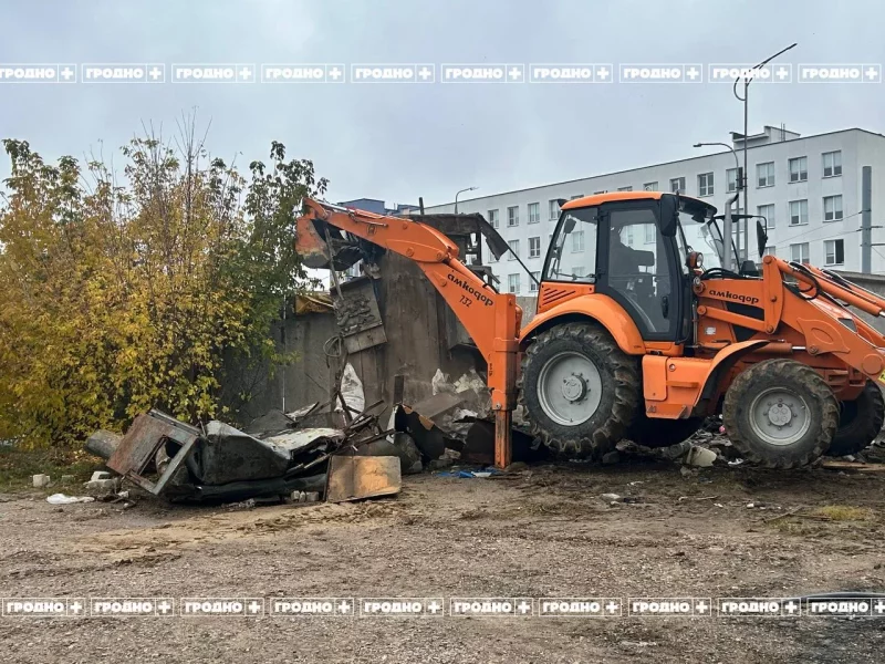 У Гродне зносяць аварыйныя гаражы на вуліцы Гаспадарчай: што будзе на іх месцы? Снос гаражей на улице Гаспадарчей в Гродно
