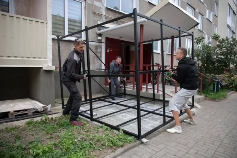 У Смаргоні жыхары ўстанавілі самаробную веластаянку ля пад'езда. Беларусы спрачаюцца, калі будаўнікоў аштрафуюць Самодельная велостоянка; Сморгонь.