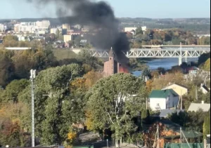 У Гродне на выходных ледзь не згарэў «замак Дракулы» (абноўлена) Гродно; гродненский замок Дракулы; пожар