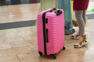 "Не магу падыгрываць несправядлівасці". Беларусы абмяркоўваюць калонку гродзенскага медыя аб вяртанні з эміграцыі Чемодан; эмиграция; переезд.