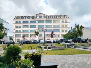 Крэатыў не спыніць: у Гродне з'явіліся сметніцы яшчэ і ў выглядзе дворнікаў Крэатыў не спыніць: у Гродне з'явіліся сметніцы яшчэ і ў выглядзе дворнікаў