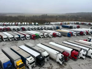 Литовские грузовики на границе