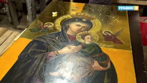 У Фарным касцёле рэстаўруюць абраз Нястомнай Дапамогі — спецыялістам трэба аднавіць яшчэ пяць алтароў