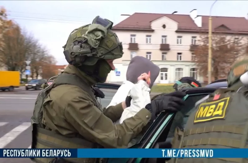 «Дай бог адзін працэнт». Міліцыя паказала затрыманне гродзенскіх блогераў Задержание гродненских блогеров