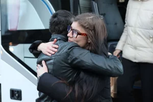 У Гродзенскай вобласці вызвалілі 13 палітвязняў. Вось хто гэта Сустрэча палітвязняў 13 снежня 2025 года. Фота: Вясна