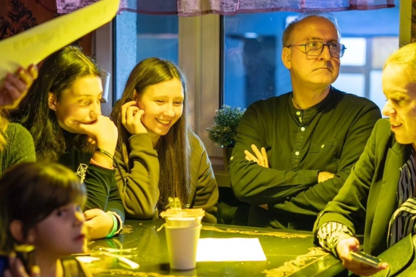 Наведвальнікі клубакавярні “Цырк матылькоў”. Штодня тут праходзіць адмысловая праграмма: дыскусіі, канцэрты, спектаклі ці сустрэчы.