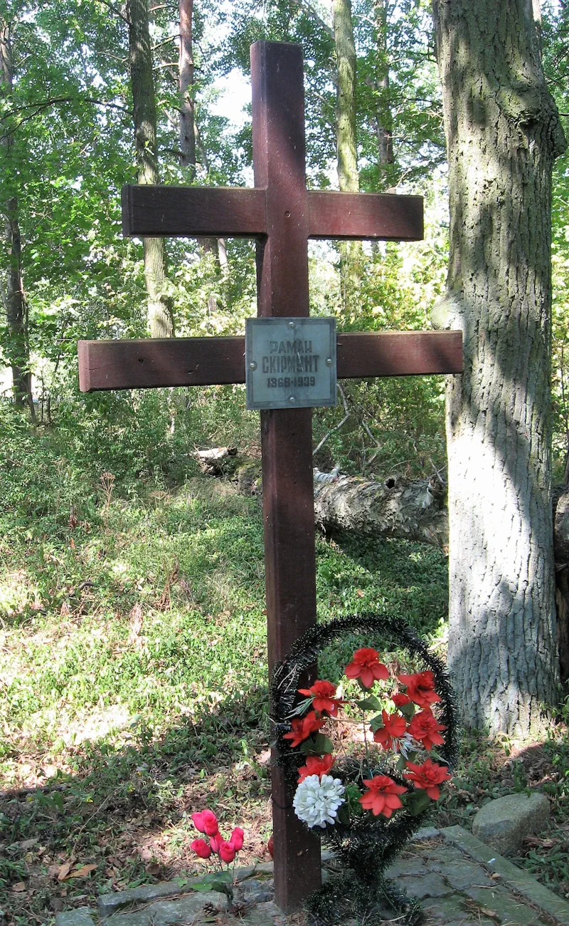 Крыж на магіле Рамана Скірмунта ў Парэччы. Фота з архіву Hrodna.life