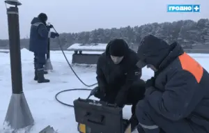 У Гродне даўжнікам па камуналцы перакрываюць доступ да каналізацыі — ставяць заглушкі