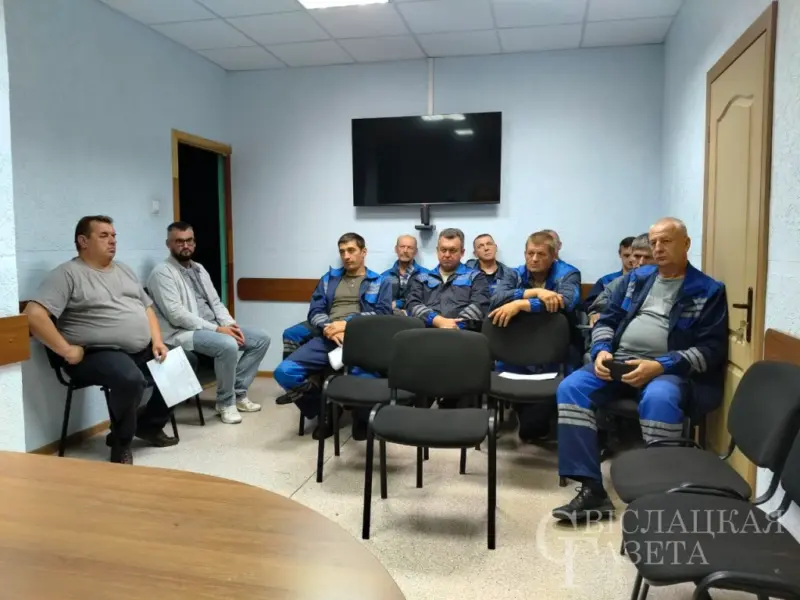 Прафілактыка страхам: як у Беларусі змагаюцца з «экстрэмізмам» і чаму яго не становіцца менш Як праходзяць "урокі экстрэмізму" для дарослых. Супрацоўнікі участка электрасувязі РУП «Белтэлеком» падчас «прафілактычныя сустрэчы».