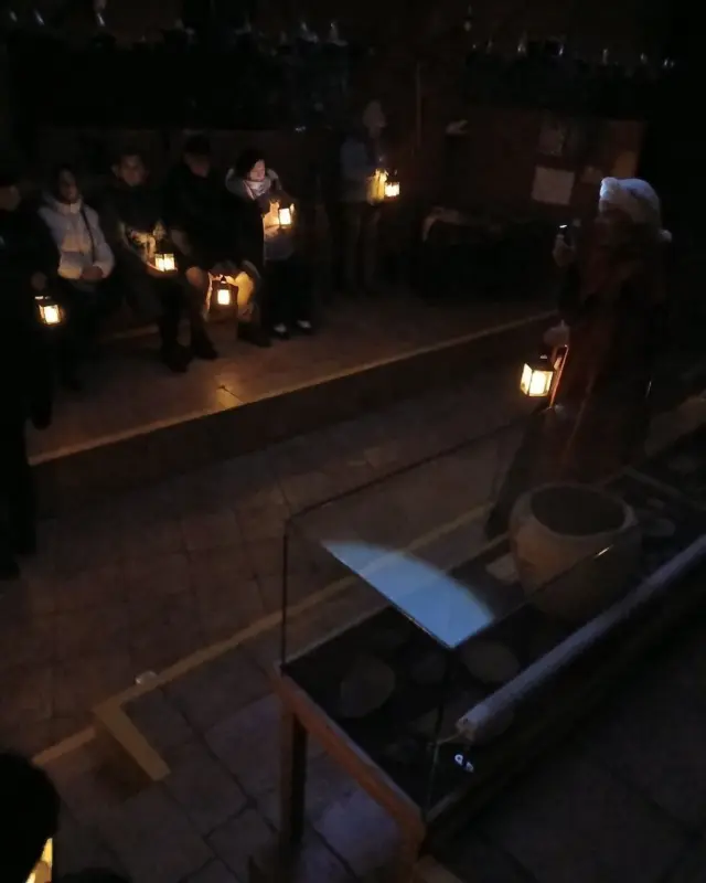 У Лідскім замку праводзяць экскурсію з ліхтарыкамі — пагружаюць у Сярэднявечча 