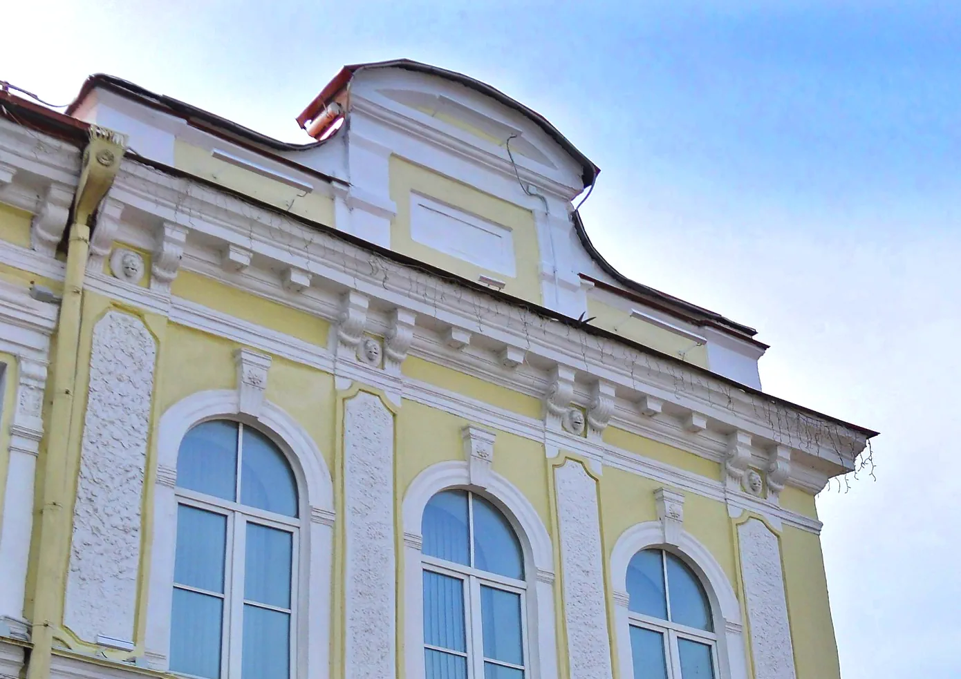 Льва под карнизом на здании почты на Ожешко, 9. Фото: Яндекс Карты