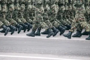 "Шчасце для мужчыны". Беларусаў масава забіраюць на зборы - знайшліся тыя, хто гэтаму рады Военные сборы в Беларуси; гродненцы массово получают повестки