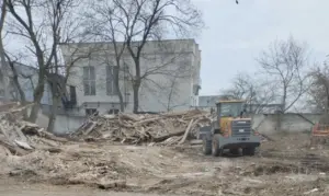 Спрабавалі выратаваць і прадавалі з аўкцыёна. У Гродне ўсё ж знеслі рэдкі драўляны дом 1930-х гадоў Знесены дом. Фота: сацсеткі