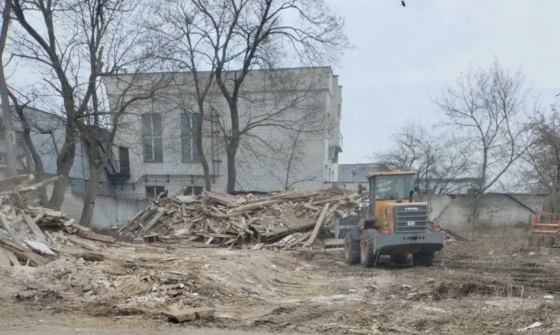 Спрабавалі выратаваць і прадавалі з аўкцыёна. У Гродне ўсё ж знеслі рэдкі драўляны дом 1930-х гадоў Дом на осипенко