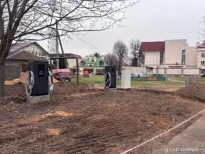 "Колькі яшчэ новых чужых машын?" Гродзенка паскардзілася на ўстаноўку зарадкі для электрамабіляў у яе двары