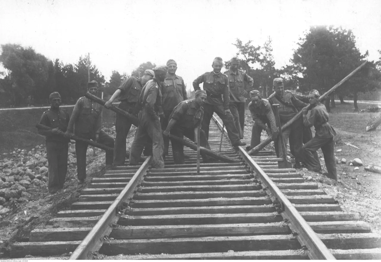 Строительство железнодорожной линии Поречье — Друскеники. Члены Kolejowe Przysposobienie Wojskowe позируют для фотографии. Август 1934 года. Источник: Narodowe Archiwum Cyfrowe