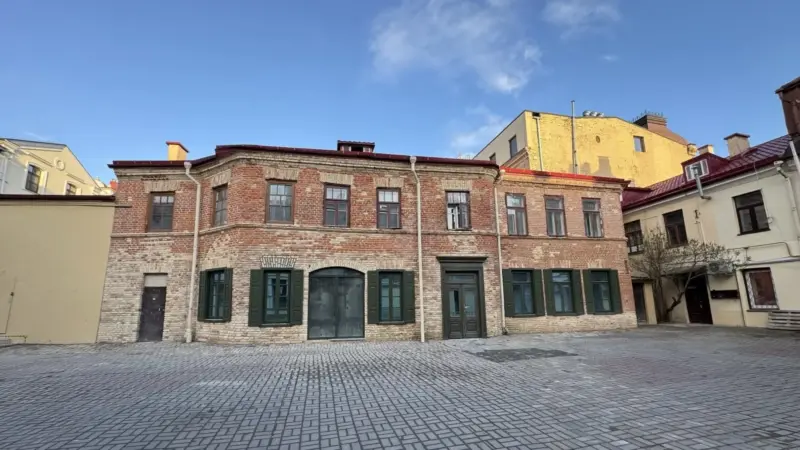 Дом у дворыку за «Ратушным» адрэстаўравалі. Туды пераязджае адзін з гродзенскіх бараў Советская 1