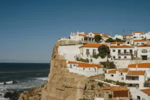 Вёска Азэняш-ду-Мар (Azenhas do Mar) у Партугаліі. Фота: Polina Kuzovkova, Unsplash+