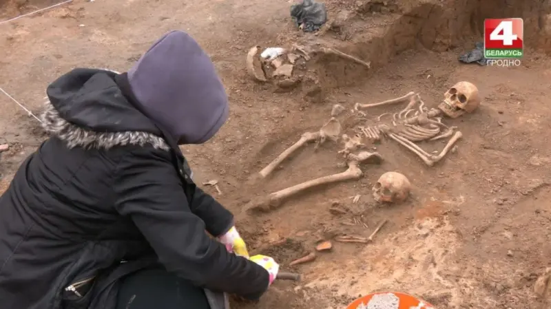 «Сітуацыя не самая папулярная». На знойдзеных у цэнтры Гродна могілках археолагі знайшлі пахаванне маці і дзіцяці раскопки Гродно
