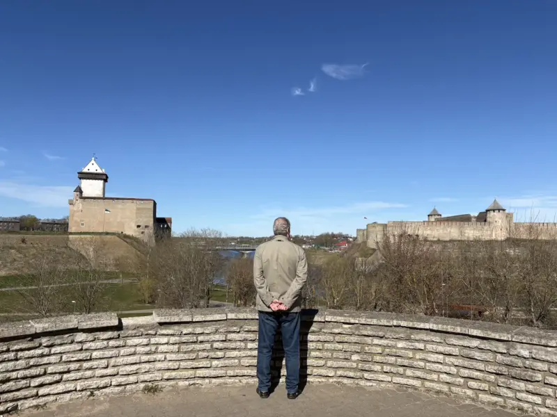 «Я між двух агнёў». Як жыве памежная Нарва - горад, дзе Еўропа ці то пачынаецца, ці то заканчваецца Турист в Нарве смотрит на эстонский и российский замки. Фото: Hrodna.life