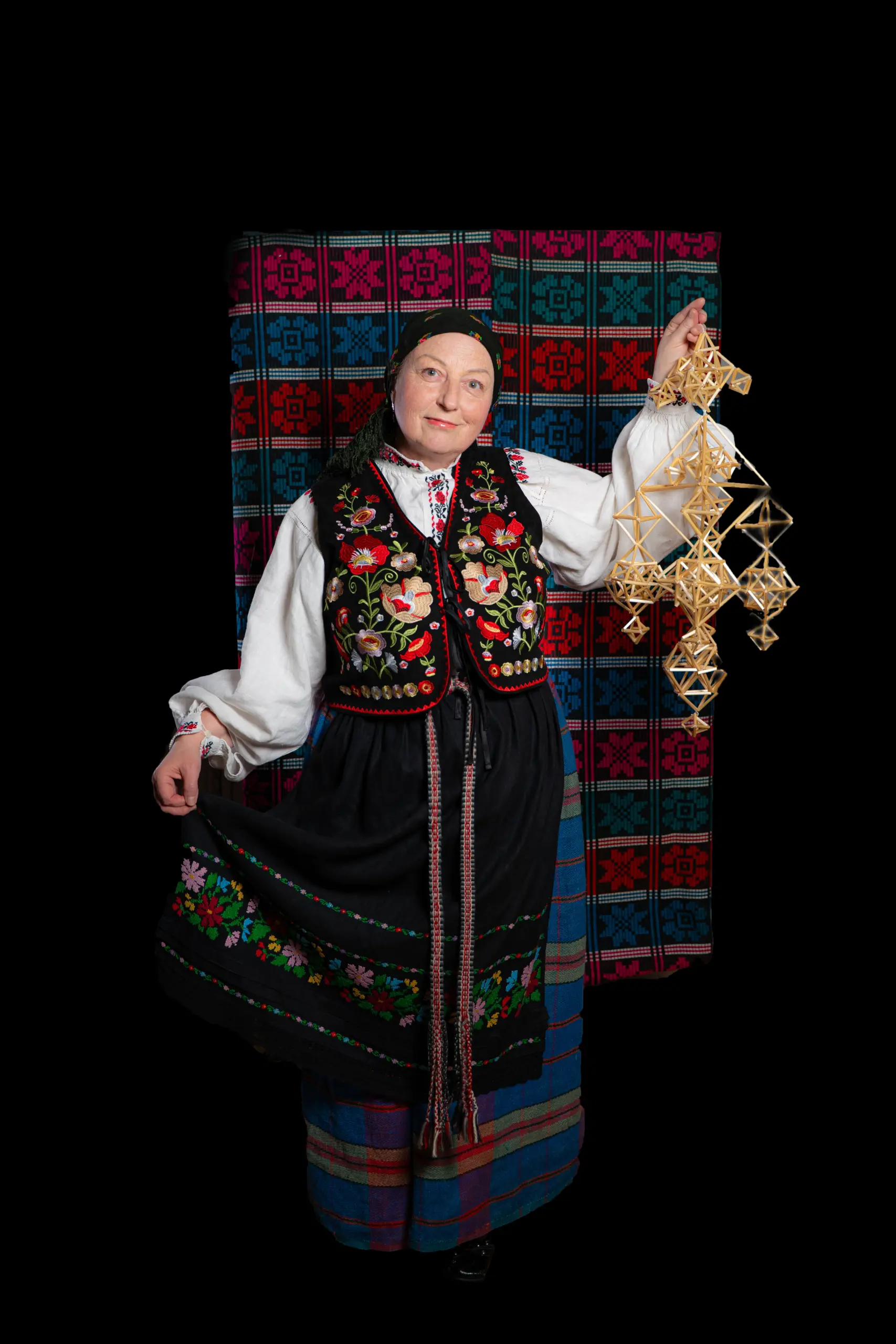 Ірына Новік - Цёця Іра - расказвае як зрабіць традыцыйнага беларускага саламянага павука
