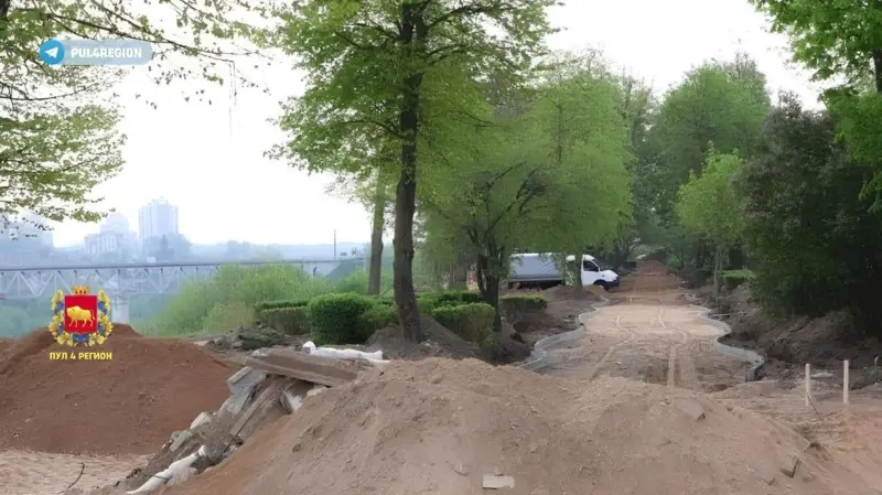 «Яшчэ не здалі, а ўжо крышыцца». Гродзенцы зноў крытыкуюць работы ў скверы на Дарвіна