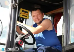 Механізатар з пратэзам 15 гадоў кіраваў трактарам — цяпер медыкі з Гродна хочуць яму гэта забараніць