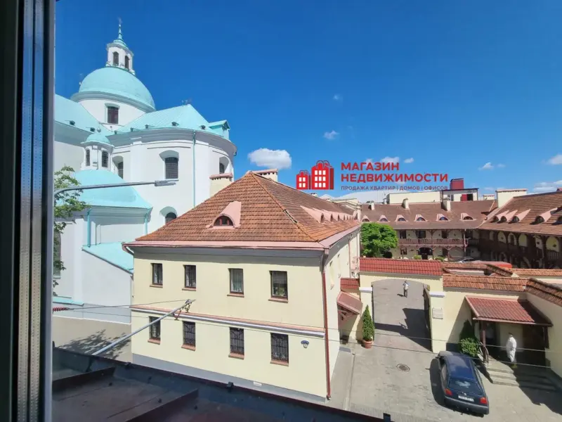 У Гродне прадаюць кватэру ў гістарычным доме з відам на Фарны касцёл Кватэра з выглядам на Фарны касцёл. Фота: Магазин недвижимости