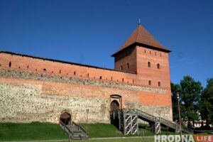 Каля Лідскага замка правядуць аўтафестываль — будуць цюнінгавыя машыны і паказальныя заезды Лидский замок