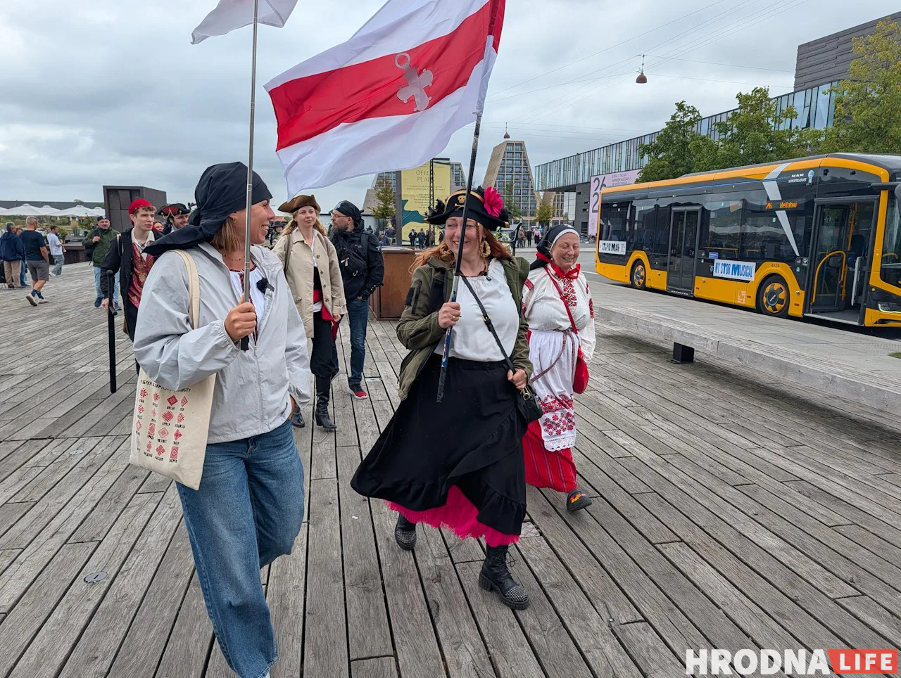 На хустках і сцягах беларускіх піратаў - сімвалічная выява Крыжа Дагмар. Дызайн для пірацкага флота зрабіў Уладзімір Цэслер. Фота: Аляксей Шота, Hrodna.life