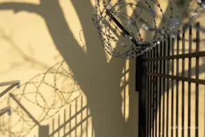 "Гэта працяг пакарання". Як беларус са статусам "тэрарыста" наладжваў жыццё пасля калоніі калючы дрот турма міліцыя