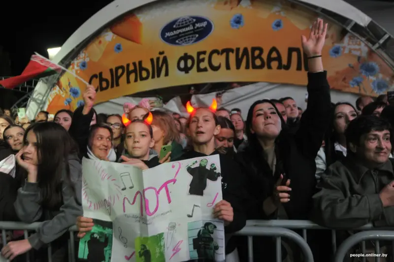 Вытаптаныя клумбы і мамы з каляскамі: не ўсе засталіся задаволеныя канцэртам Мота — што сказалі ўлады