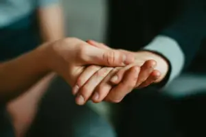 “Дабрачыннасць сыдзе ў ценявую сферу”. Ці спрасціць новы ўказ дапамогу хворым? дабрачыннасць