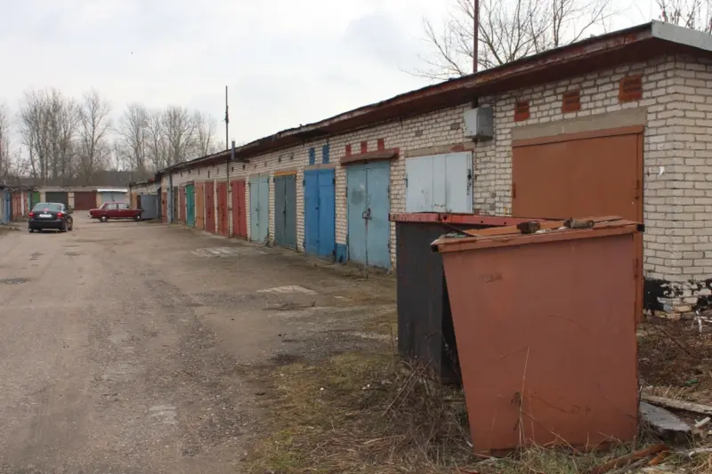 У Лідзе больш за 400 гаражоў засталіся без святла. Мясцовыя ўлады прапануюць кааператыву вырашыць праблему сваімі сіламі гаражи